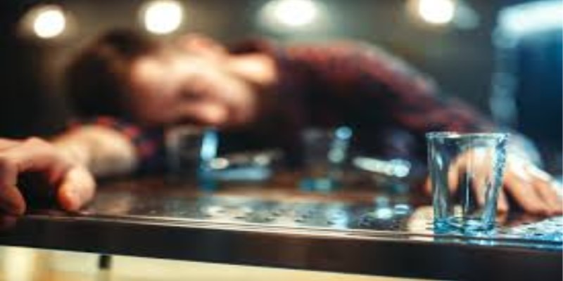 Alcohol Blackout: दारू पिल्यानंतर लोकं गोष्टी का विसरतात? दारू प्यायल्यानंतर मेंदूमध्ये काय होते?
