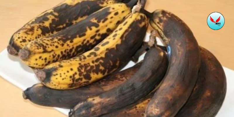 केळीचं सालपट काळं पडलंय म्हणून फेकू नका; पिकलेली केळी दूर करू शकते कँसरचा धोका