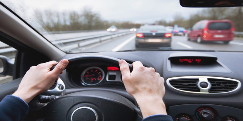 Driving Tips To Avoid Accident : हायवेवर कार चालवताना अपघात टाळण्यासाठी फॉलो करा 'या' टिप्स