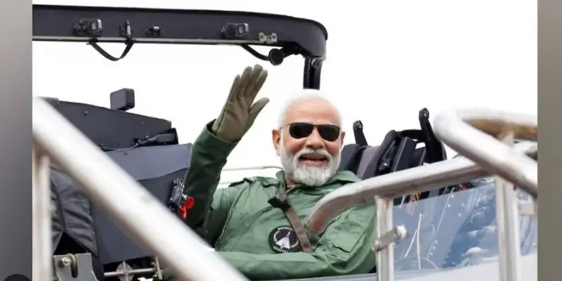 पंतप्रधान नरेंद्र मोदी यांनी उडवलं तेजस फायटर विमान; जगाने पाहिली भारताची ताकत 