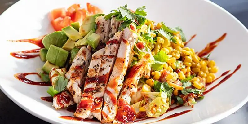 Barbeque Chicken Salad तुमच्या तोंडाला आणेल पाणी! रेसिपी नोट करुन घ्या