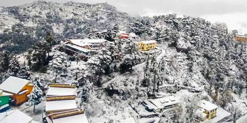 हिवाळ्यात बर्फवृष्टीचा आनंद घ्यायचा असेल तर 'या' ठिकाणाला नक्की भेट द्या