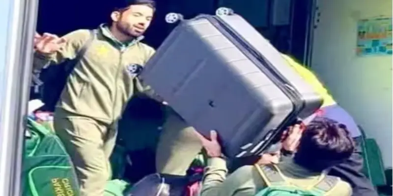 सिडनी एअरपोर्टवर पाकिस्तानी क्रिकेटर्सना करावं लागलं कुलीचं काम! स्वत:च ट्रकमध्ये चढवलं सामान