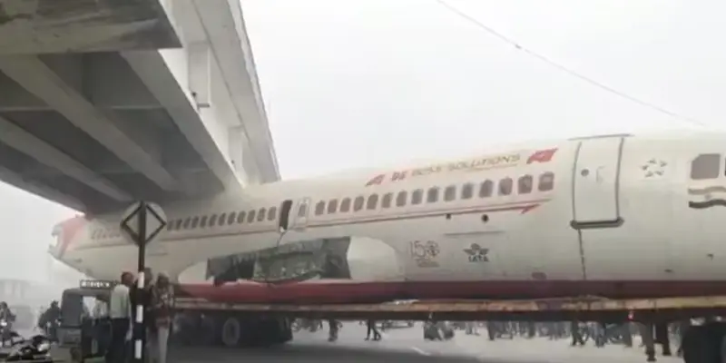 बिहारमध्ये उड्डाणपुलाखाली अडकले 'विमान', लोकांची सेल्फी घेण्यासाठी जमली गर्दी - पाहा video