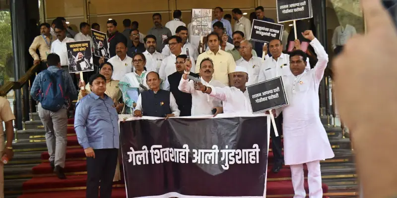 Maharashtra Politics | 'गेली शिवशाही, आली गुंडशाही' , विरोधकांकडून विधीमंडळाच्या पायऱ्यांवर सरकारचा जोरदार निषेध