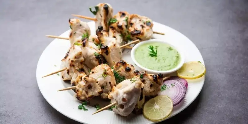 Chicken Recipe | चिकनला नवा ट्विस्ट देत बनवा चिकन मलाई कबाब, चव अशी की पाहुणे कौतुक करताना थकणार नाहीत