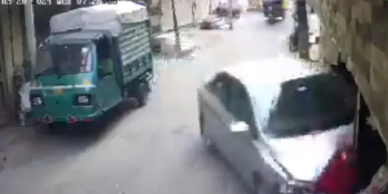Delhi News | घराबाहेर झाडू मारणाऱ्या महिलेचा कारने चिरडल्याने जागीच मृत्यू - video