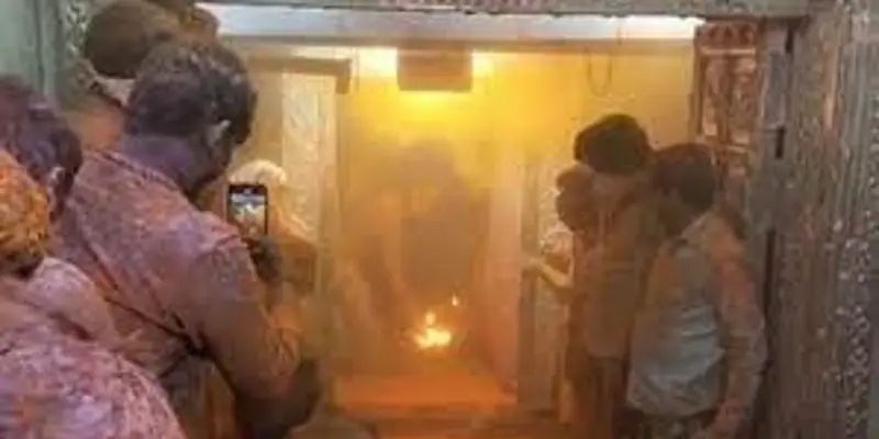Mahakal temple | धुळवडीच्या दिवशी महाकाल मंदिरात आग, पुजाऱ्यांसह १३ जण गंभीर जखमी