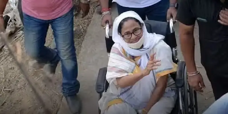 Mamata Banerjee | ममता बॅनर्जींच्या डोक्याला तीन टाके, ईसीजी-सीटी स्कॅननंतर रुग्णालयातून डिस्चार्ज
