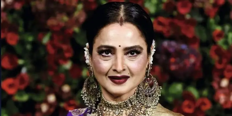Rekha Bollywood Controversy | चमकदार बनारसी साडी आणि केसात गजरा आणि लाल लिपस्टिक... बॉलिवूड अभिनेत्री रेखाच्या या लूकचे सर्वांनाच वेड