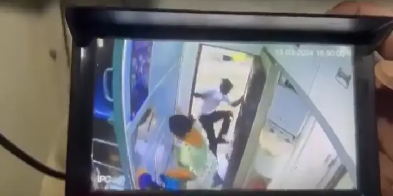 viral video | कर्माचे फळ..! चालत्या ट्रेनमध्ये गळ्यातला हार हिसकावण्याचा प्रयत्न, पुढे काय घडलं?