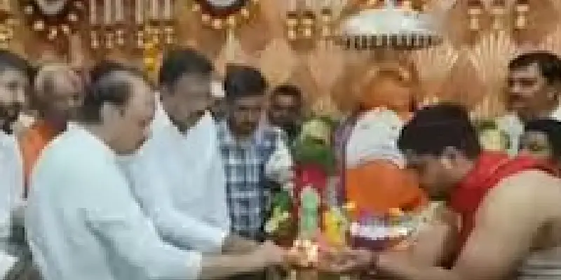 Ajit Pawar | अजित पवारांनी सुनेत्रा पवारांच्या प्रचाराचा नारळ फोडला, कन्हेरीच्या मारुती मंदिरातून केला प्रारंभ