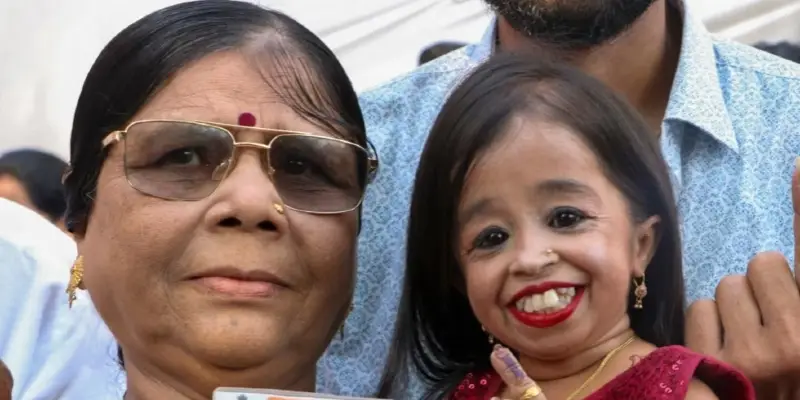 Jyoti Amge | जगातील सर्वात तरुण लहान महिला ज्योती आमगेने महाराष्ट्रातील नागपूर येथे केले मतदान