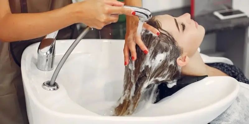 Summer Tips | उन्हाळ्यात आठवड्यातून किती वेळा शॅम्पू करावा? दररोज केस धुतल्याने ही समस्या उद्भवू शकते