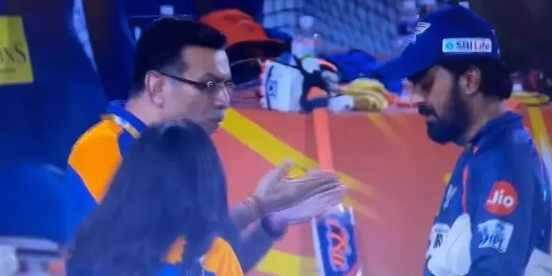 Lucknow Super Giants | लाजिरवाणे! दारुण पराभवानंतर कर्णधार राहुलला रागवताना दिसले लखनऊचे संघमालक - Video