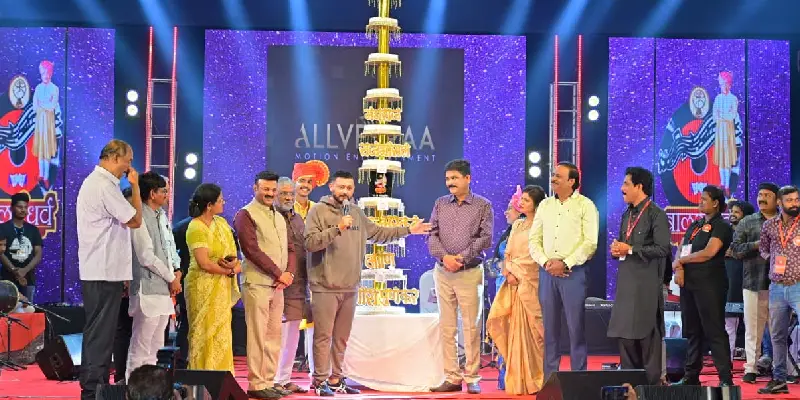 Swapnil Joshi | अभिनेता स्वप्नील जोशींच्या हस्ते ५६ किलोचा केक कापून बालगंधर्व रंगमंदिर वर्धापनदिन सोहळ्याचा समारोप 