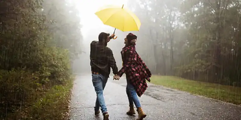 Romantic couple | तुमच्या जोडीदारासोबत असा वेळ घालवला तर पावसाळ्यात प्रेम आणखी वाढेल! या ऋतूला असा खास बनवा