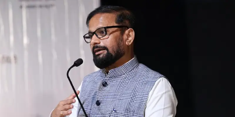 जे कधी विमानात बसले नाहीत त्यांना विमानानं आणलं; नरेश म्हस्के यांचं असंवेदनशील वक्तव्य