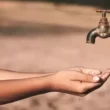 पाण्याच्या टंचाईविरोधात गटारात उतरून आंदोलन;धर्माबादमधील युवकाचे सरकारला थेट आव्हान