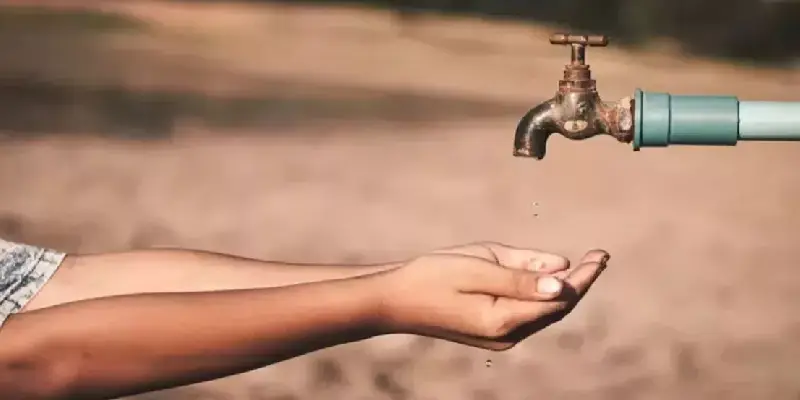 पाण्याच्या टंचाईविरोधात गटारात उतरून आंदोलन;धर्माबादमधील युवकाचे सरकारला थेट आव्हान